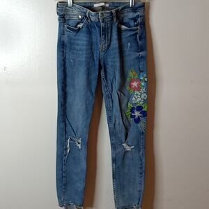 Zara Trafaluc denimwear embroidered size 28 mid rise jeans.